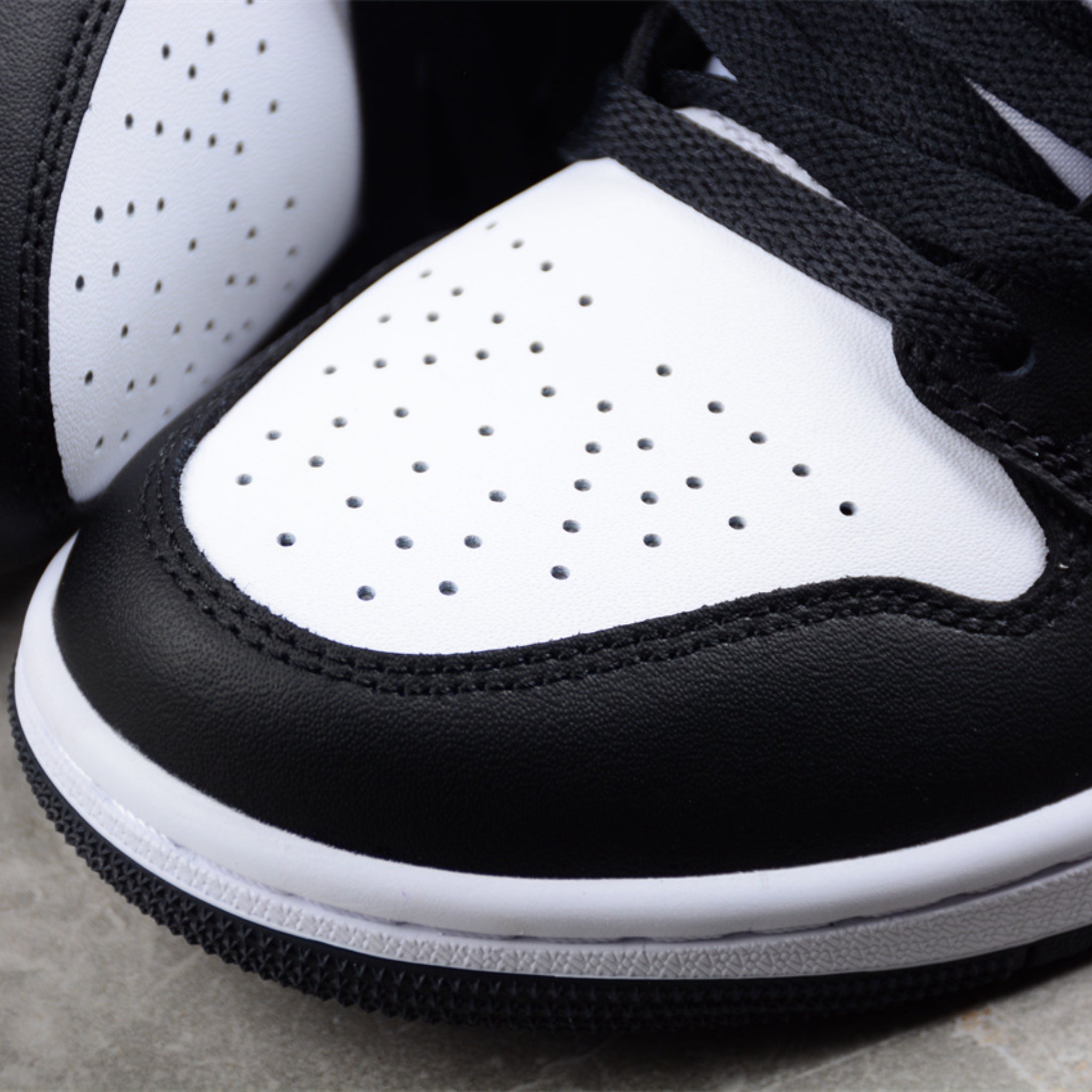 Air Jordan 1 Mid Noir/Blanc/Rouge GYM (Copie)